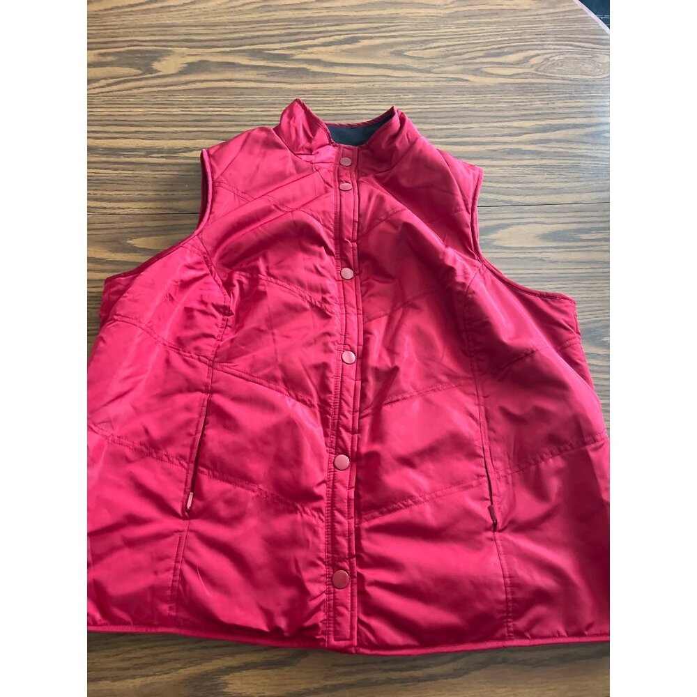 Snap front vest with pockets red with black lining